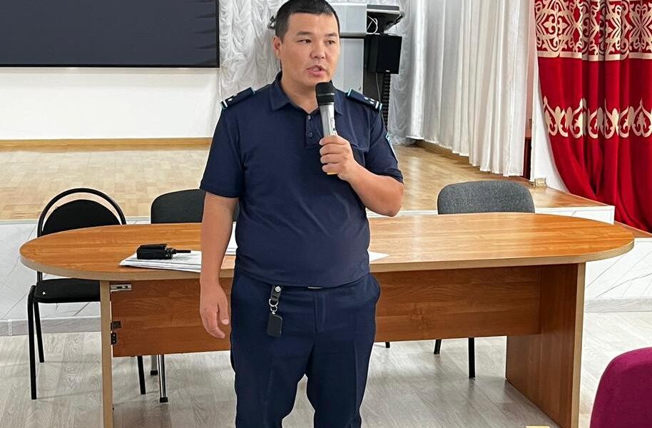 Апай жалап жатыр